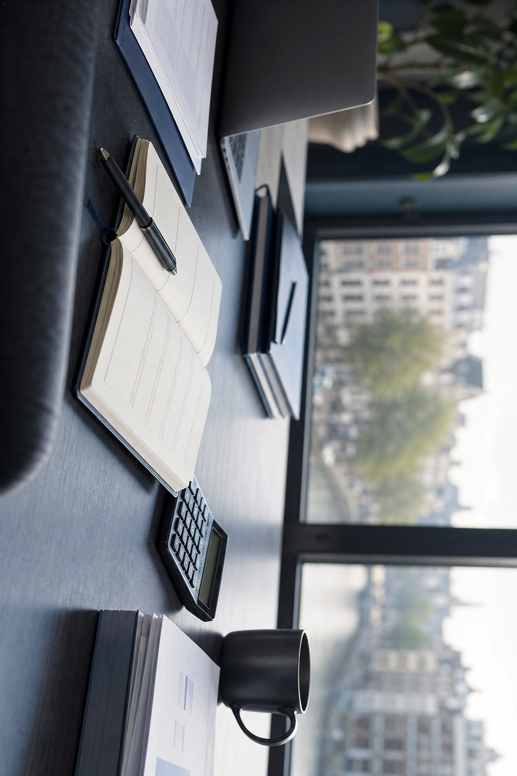 Zakelijke planning en administratie op een rustige werktafel